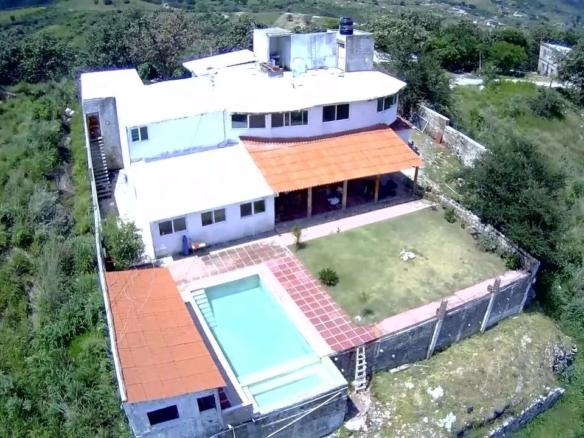 Casa en venta en Colorado, Zapopan con alberca, terraza y caballerizas